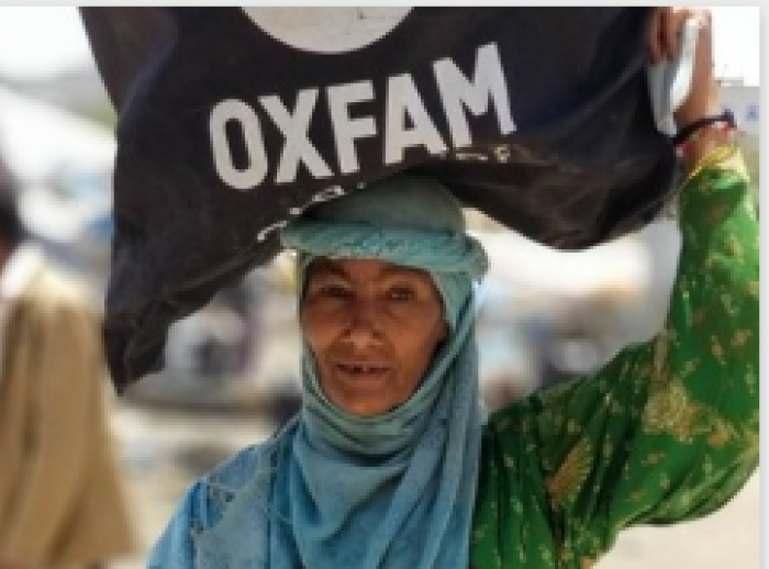 Woman with hygiene kit during distribution in Mahwa Almarkazi IDPs Camp, Taiz, Yemen.