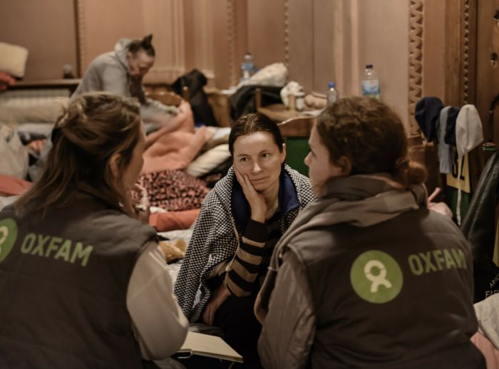 Ukraine Refugee and oxfam staff