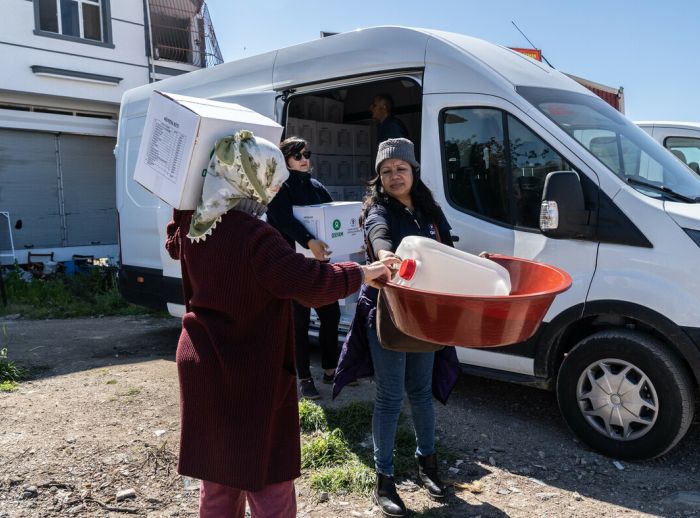 Delivery of hygiene kits in Samandag, Hatay province