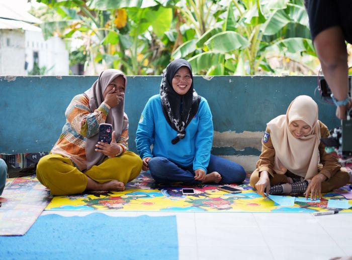 Sri Anti and women in the Dasan Geria community participate in Sekolah Setara (Equality School), a community consultation workshop organised by Oxfam local partner, Gema Alam.
