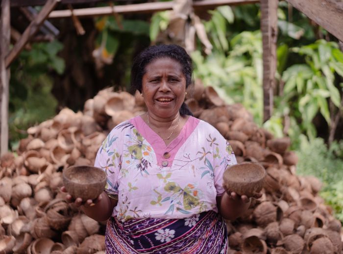 Mama Dalu is a community member who transforms coconut shell waste into white copra briquettes.