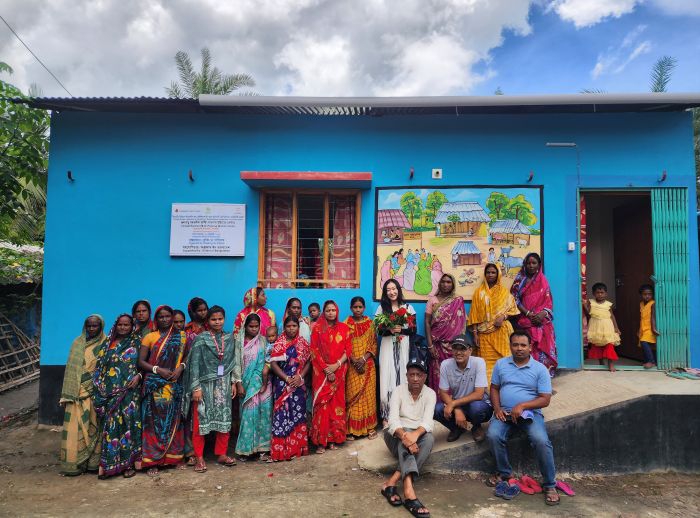Munda women self-help group (SHG) members greeted Oxfam in Korea delegation.