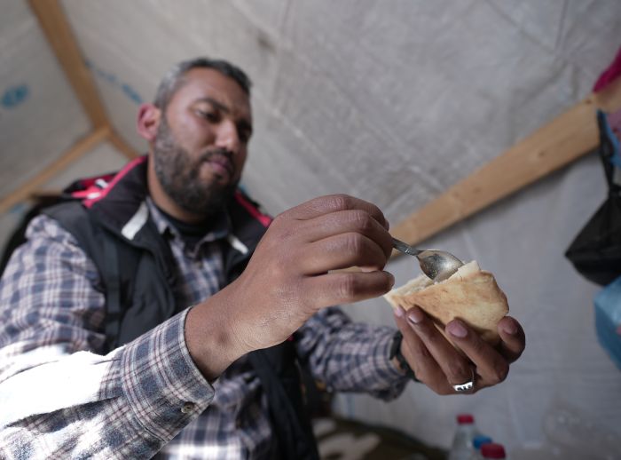  Fedaa Abu Elian, a resilient entrepreneur from Gaza preparing some food for his kids