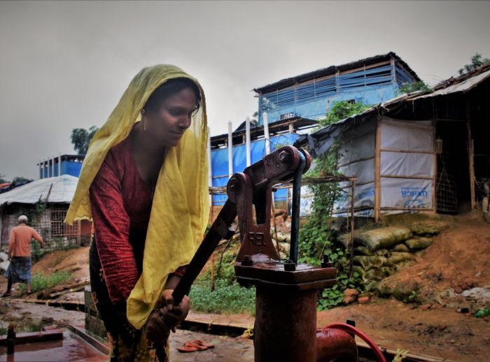 Rohingya refugee collecting water from a water pump