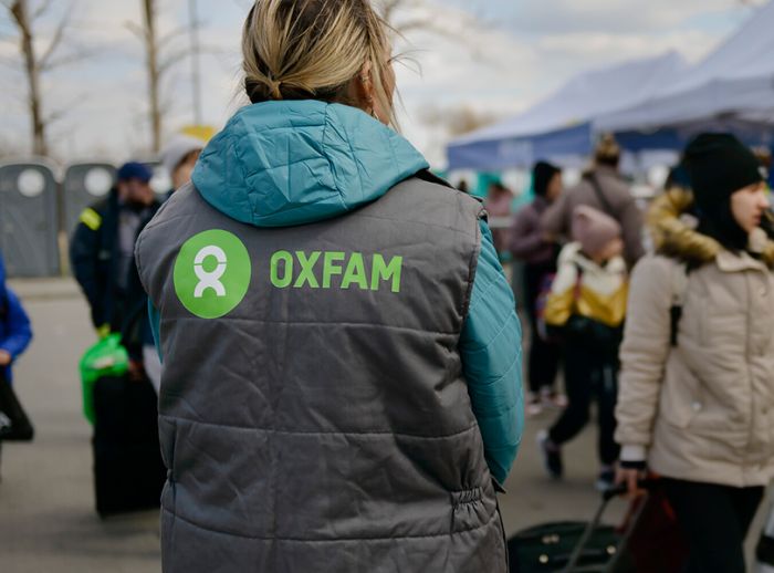 oxfam staff with ukraine refugees