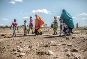 Hoden Abdi Iwal and her children walking