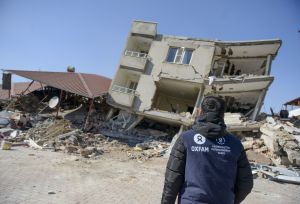 oxfam kedv staff looking at earthquake damage to building in Turkey