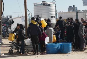 Displaced people in Rafah in South Gaza to use the newly installed desalination units Oxfam and local partners provided. These units provide clean drinking water for free with no risk of contamination.