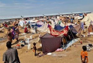 Picture of manmade tents, kids and families at the transit centres in Renk, South Sudan