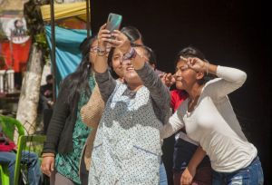 Groupe of women taking a selfie