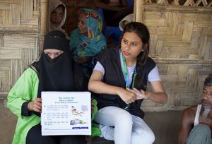 Oxfam aid worker trains Rohingya refugees about hygiene 