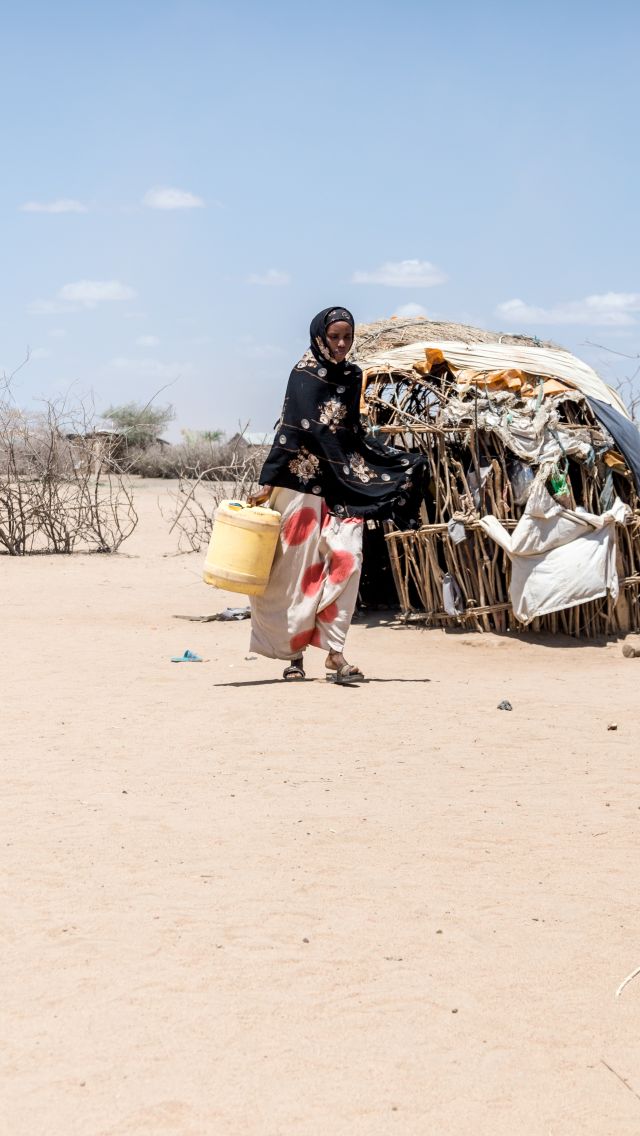 Seinab headed to the dam to fetch water.