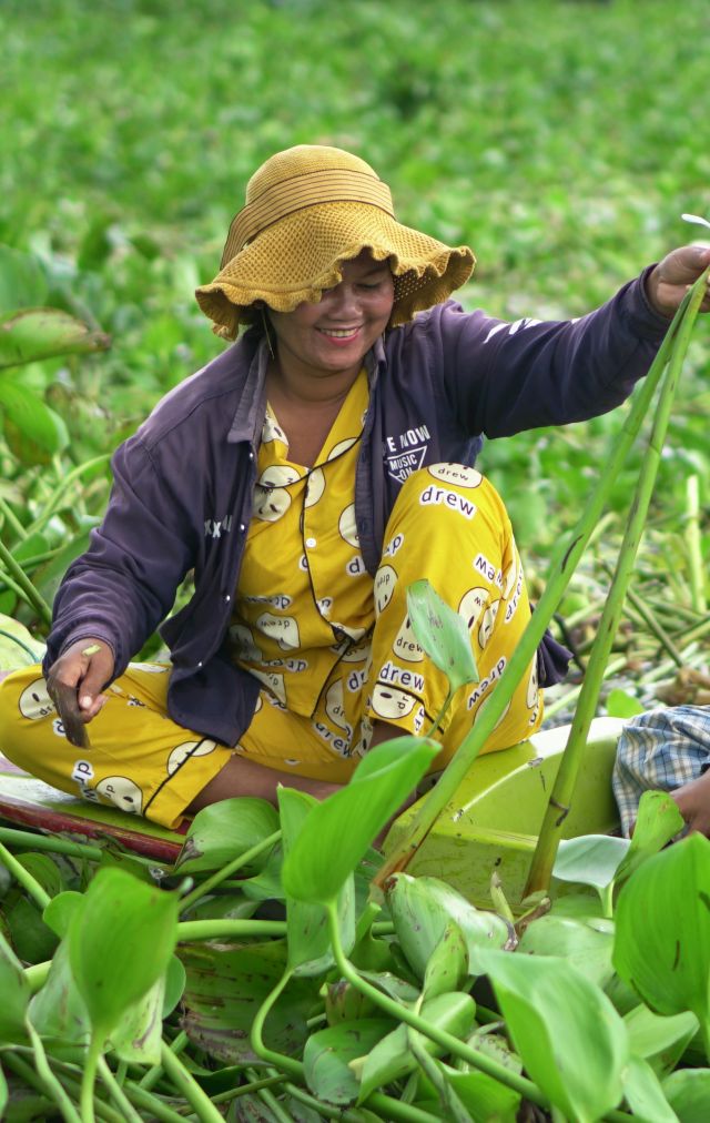 Rath Chhay working together with daughter