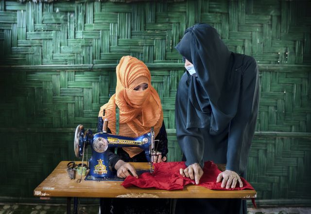 Rohingya refugees sewing 