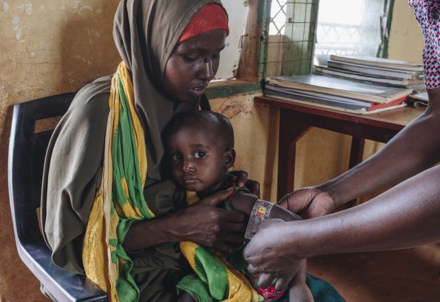 Sowda Abdile Omar with her daughter in a medical facility.