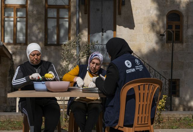 Matiya Women's Cooperative members prepare meals for survivors of the disaster in the courtyard of Nahıl Guesthouse.