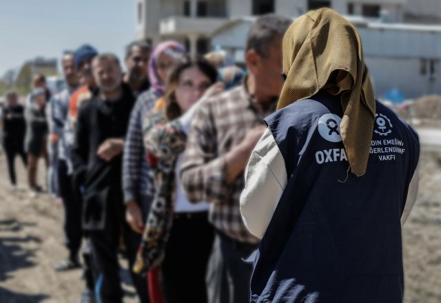 Delivery of hygiene kits in Samandag, Hatay Province.