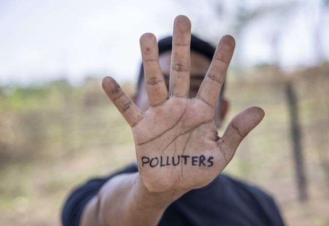 polluters hand