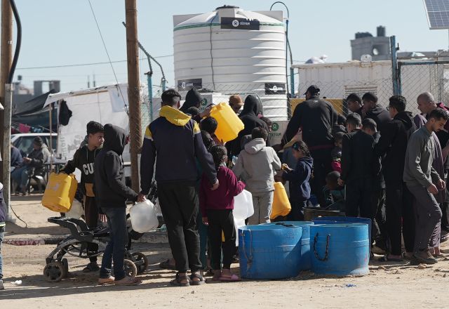 Displaced people in Rafah in South Gaza to use the newly installed desalination units Oxfam and local partners provided. These units provide clean drinking water for free with no risk of contamination.