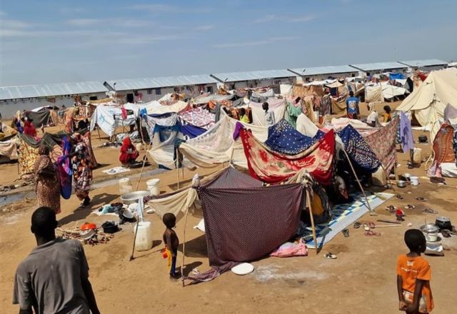 Picture of manmade tents, kids and families at the transit centres in Renk, South Sudan