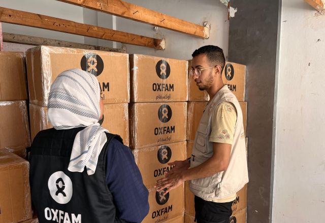distribution of dried food parcels in Gaza