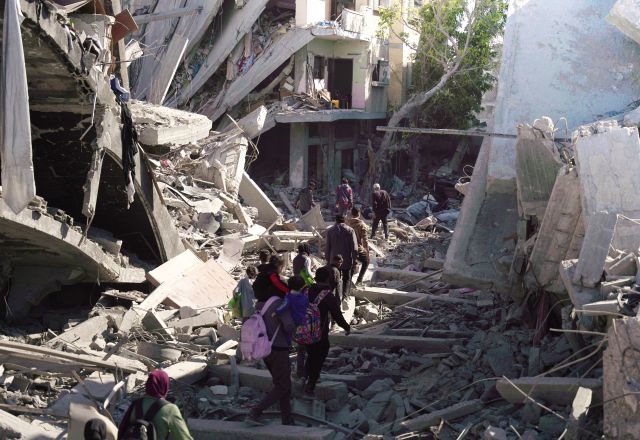 Children and their families are returning to their homes in Gaza or the remains of their homes to check the status of their homes.