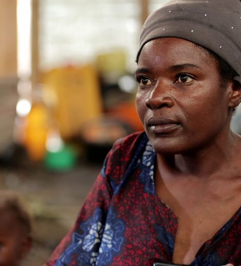 Feza Damani, mother of seven, fled the village of Kiwanja in the Rutshuru region. She has been living in Rusayo since September 2023. Mrs Feza and her seven children now live in a communal warehouse with several other displaced people. Since her arrival, she and others have never received any humanitarian aid.