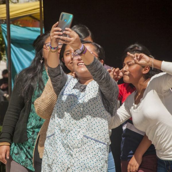 Groupe of women taking a selfie