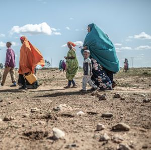 Hoden Abdi Iwal and her children walking