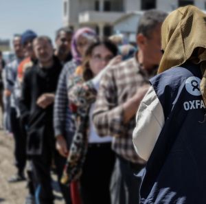 Delivery of hygiene kits in Samandag, Hatay Province.